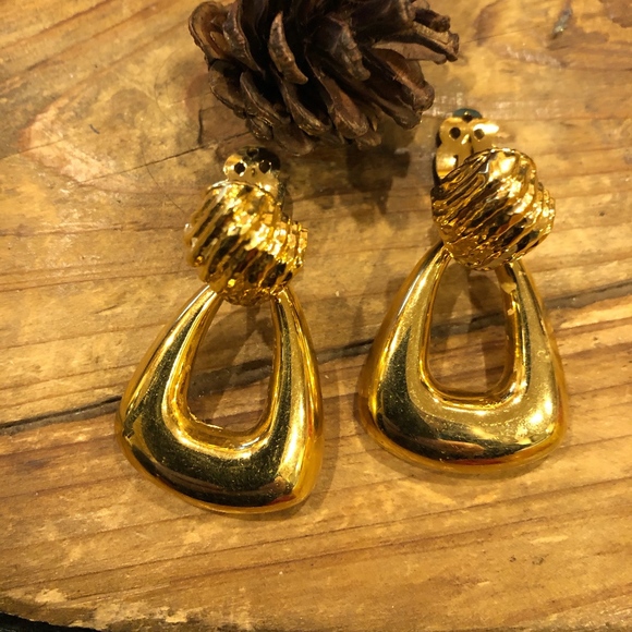 ST JOHN Jewelry - VINTAGE ST JOHN CLIP ON EARRINGS ST JOHN Jewelry - VINTAGE ST JOHN CLIP ON EARRINGS